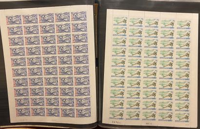 null FRANCE modern : 4 binders containing mint stamps in sheets, period 1982 to 1990....