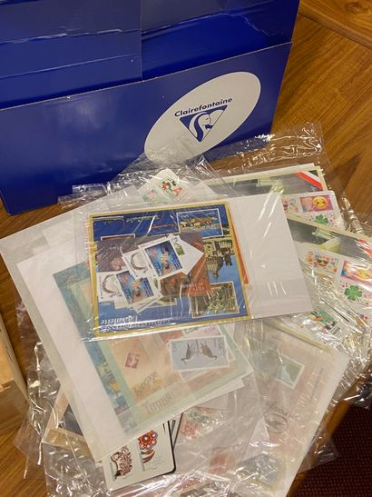 null FRANCE MODERNE : Lot of stamps in euros, subscription service, and about 200...