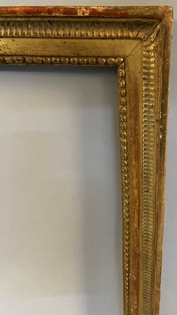 null Belle baguette en bois sculpté et doré à décor de rais-de-perles et canaux

XVIIIème

68...