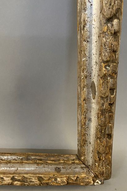 null Cadre en bois sculpté et argenté à décor stylisé

Bologne, XVII-XVIIIème

48,5...
