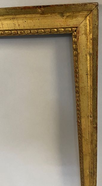 null Baguette en bois mouluré et doré à décor de rais-de-perles

Epoque Louis XVI

57...