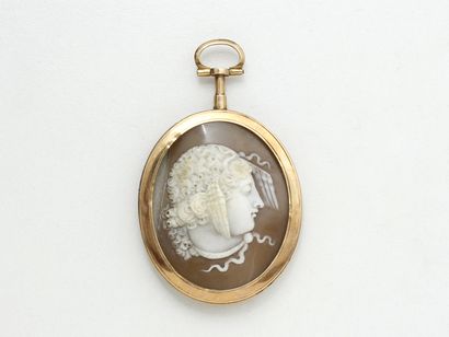 null Old oval watch case in gold 750 thousandths, decorated with a cameo on shell...