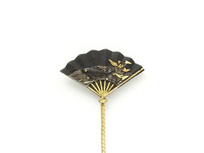 null Tie pin in gold 750 thousandth, with Japanese decoration ''Shakudo or Shibu-iti''...
