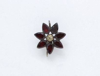 null Silver earring 800 thousandth, stylizing a flower, the petals dressed with faceted...