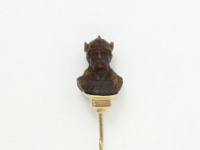 null Tie-pin in gold 750 thousandths decorated with a bust of Vercingetorix in finely...