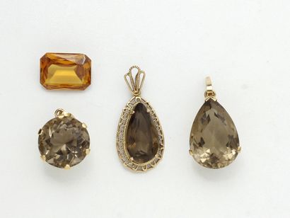 null Lot en or 750 et 585 millièmes, composé de 3 pendentifs ornés de quartz fumés...