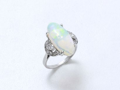 null Ring in white gold 750 thousandths, decorated with a cabochon of opal of form...