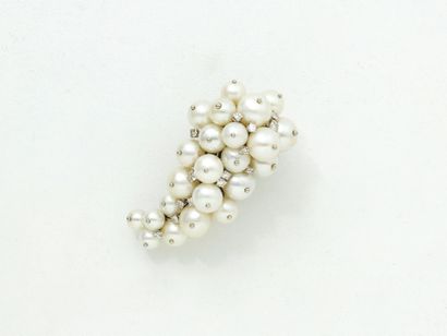 null Clip de revers en or gris 750 millièmes stylisant une grappe composée de perles...