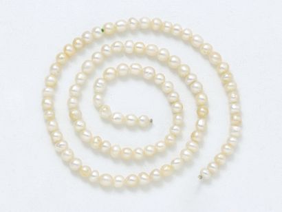 null Rang de perles baroques probablement fines d’environ 3.5 à 4 mm. Poids: 6.40...