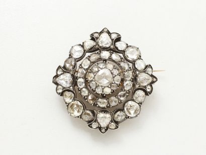 null Brooch pendant in gold 750 and silver 800 thousandths, forming an openwork rosette...