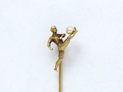 null Tie pin in gold 750 thousandth, stylizing a football player in action, the ball...