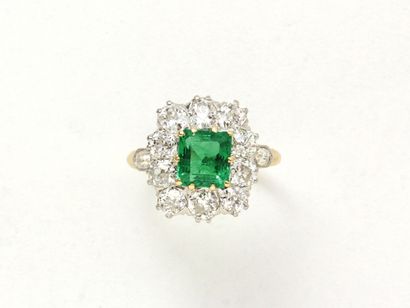 null Gold ring 750 and platinum 850 thousandths, decorated with a rectangular emerald...