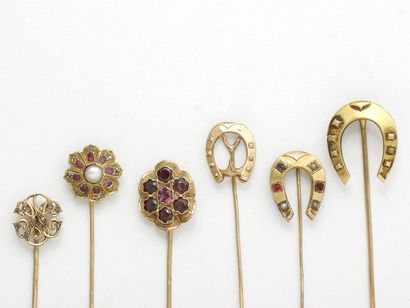 null Lot in gold 750 thousandths, composed of 6 tie pins, decorated with horseshoes,...