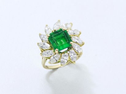 null Gold ring 750 thousandths, decorated with a rectangular emerald with cut sides...