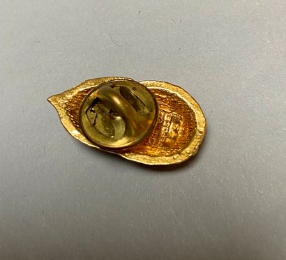 null CHANEL, circa 1970

Broche pin s en métal doré figurant un scarabée. N°145....