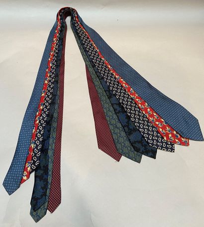 null NINA RICCI Club

Lot de six cravates en soie imprimée à motifs divers dont pois,...