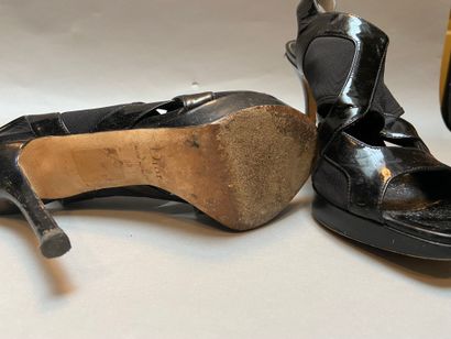null DIOR

Paire de sandales à talon en cuir vernis noir et toile résille, plateforme...