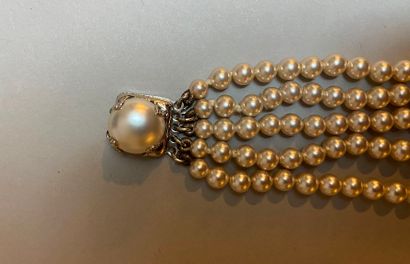 null CHOMEL, ANONYME

Lot comprenant : 

Un collier ras de cou en perles d imitation...