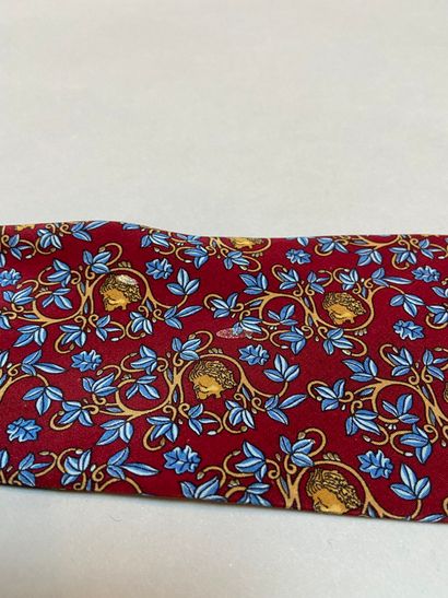 null NINA RICCI

Lot de cinq cravates en soie imprimée à décor de motifs floraux...