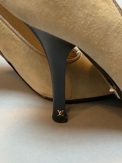 null LOUIS VUITTON

Paire d escarpins à talon et bout ouvert en daim beige gansé...