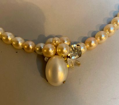 null Lot comprenant trois colliers de perles d imitation :

Le premier ras de cou...
