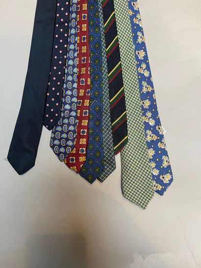 null NINA RICCI Club

Lot de huit cravates en soie façonnée imprimée de motifs divers...
