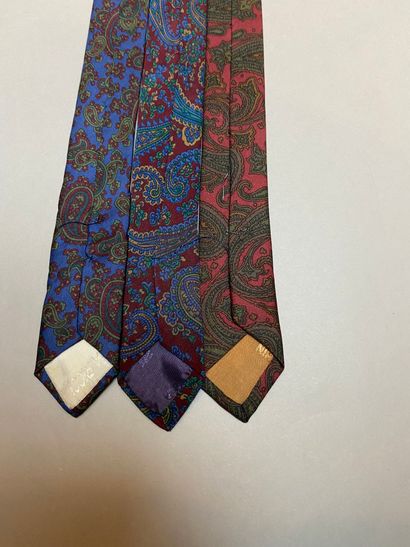 null NINA RICCI

Lot de trois cravates en soie imprimée à décor de motifs cachemire...