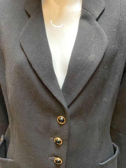 null NINA RICCI Edition boutique

Lot de deux vestes :

La première cintrée en laine...