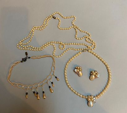null Lot comprenant trois colliers de perles d imitation :

Le premier ras de cou...
