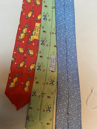 null HERMES

Lot de trois cravates en twill de soie imprimée dont une bleue à pois...