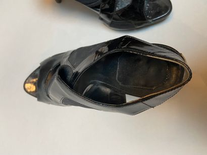 null DIOR

Paire de sandales à talon en cuir vernis noir et toile résille, plateforme...