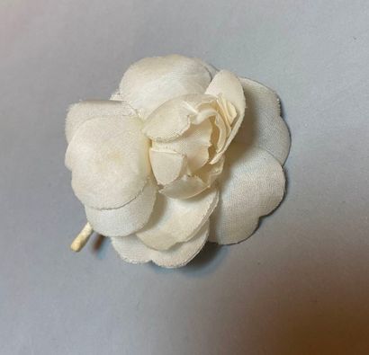 null LEMARIE, NINA RICCI 

Broche camélia en tissu blanc. Dim.: 11 x 11 cm

On y...