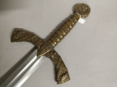 null Two-handed sword, hilt with cross decoration 

Length : 96 cm

(scabbard broken...