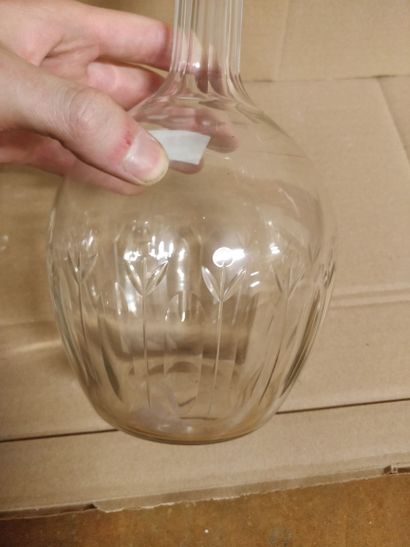 null Une carafe en cristal taillé à décor de fleurs stylisés avec un bouchon 

Ht...