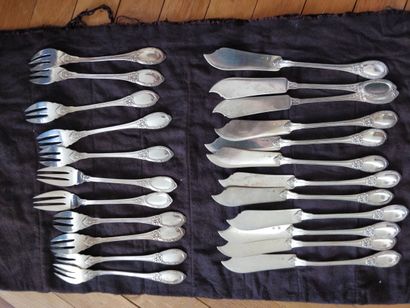 null 
11 couteaux et 12 fourchettes à poisson en argent, décor de filets, rubans...