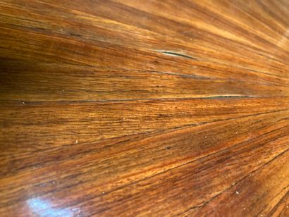 null Small mahogany veneered kidney table 

75 x 67 x 34 cm

(dents, cracks, cracks,...