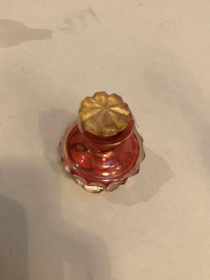 null Lot de verrerie : 

petit flacon à parfum sur piédouche en verre teinté rose,

flacon...