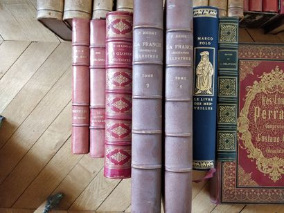 null 
Fort lot de livres dont Verlaine, Chateaubriand, La Fontaine, Malthus, Roussellet...