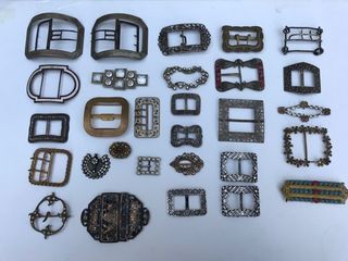 null Collection of belt buckles, shoe buckles, brooches 

About 50 pieces.

Lot sold...
