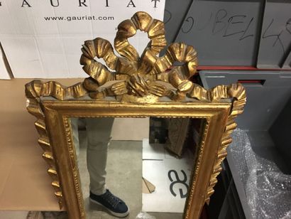 null 
Miroir à fronton en bois doré 



On y joint un miroir d'entre deux


Lot vendu...