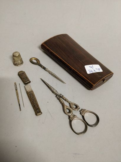 null Silver sewing set partially gilded (accidents to the scissors) in a rosewood...