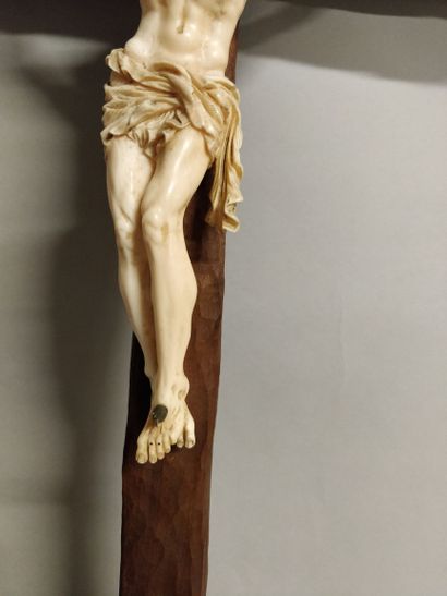 null Christ sculpté monté sur croix en bois

Christ : 22,5 x 16,5 cm

Croix : 49,5...