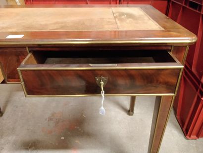 null Small desk, mahogany veneer

(wear to the leather, insolate, bronze furniture...