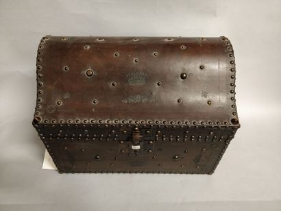 null Studded leather case with a count's crown, green velvet interior

42 x 51 x...