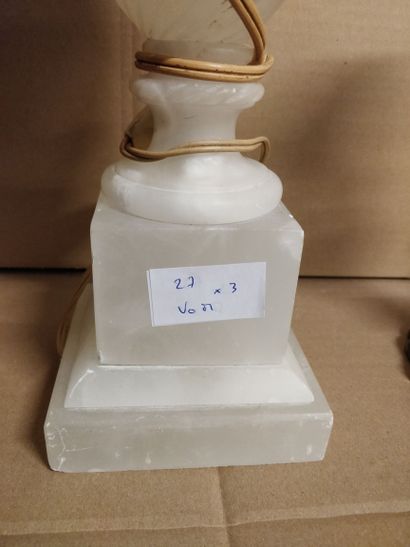 null Various lot including : 

an alabaster lamp base (total height 39 cm)

a bronze...