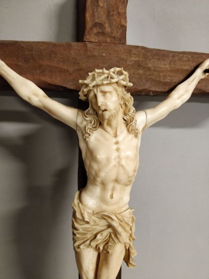 null Carved Christ mounted on a wooden cross

Christ : 22,5 x 16,5 cm

Cross: 49,5...