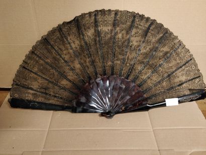 null Set of 2 fans, 

1 black Chantilly (length of the plume 31.5 cm)

1 black gas...