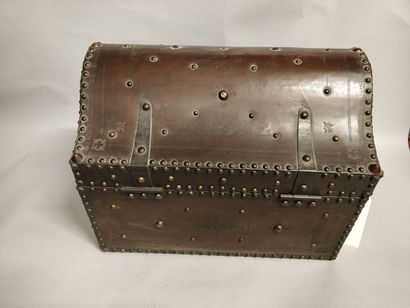 null Studded leather case with a count's crown, green velvet interior

42 x 51 x...