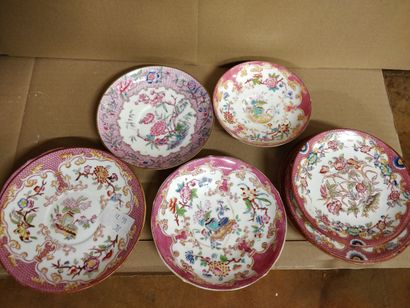 null Set of Minton porcelain saucers, 15 pieces of different sizes (Diam 14 cm approximately)...