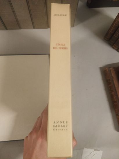 null 
Lot de livres : Molière, 8 volumes in-8 brochés sous chemises et étuis, illustrations...